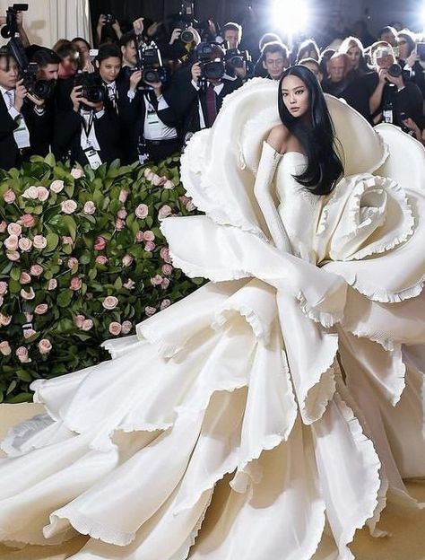 Celebrities At Met Gala, Extravagant Dresses Haute Couture, Crazy Dresses, Met Gala Dresses, Runway Fashion Couture, White Gown, Fashion Gowns, Fantasy Gowns, Fairytale Dress