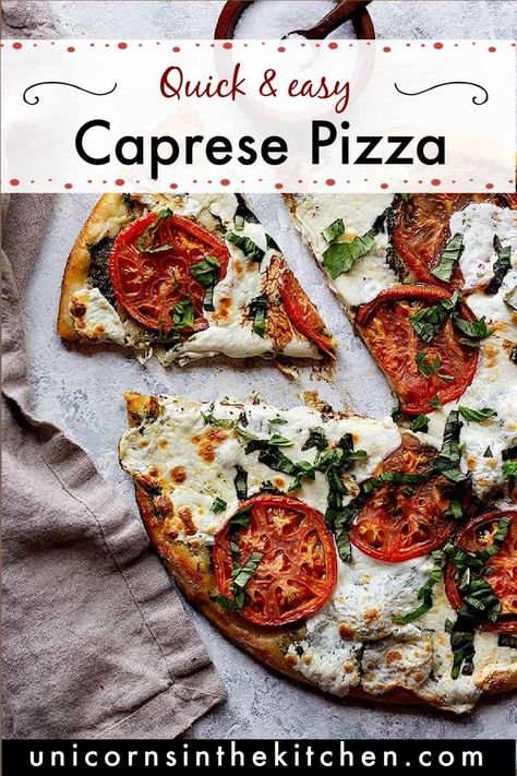 Caprese pizza is an easy dinner ready in 30 minutes. Made with homemade basil oil, tomatoes and mozzarella, this pizza is a crowd pleaser. Watch the video for a complete tutorial. #tomatoes #caprese #capresepizza #pizza #pizzarecipes #dinnerideas Pizza Recipe Video, Caprese Pizza, Basil Pizza, Tomatoes And Mozzarella, Spinach Pizza, Mozzarella Pizza, Caprese Pasta Salad, Naan Pizza, Basil Oil