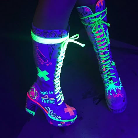 bota neon 😱 Mode Kawaii, Mode Chanel, Kawaii Shoes, Pola Gelang, Dancing Shoes, Aesthetic Shoes, Modieuze Outfits, Neon Lights, Crazy Shoes