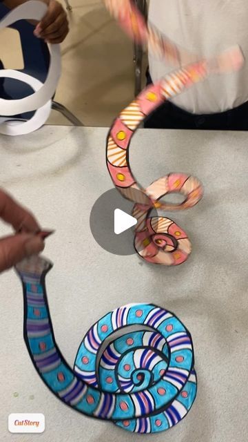 Tracy Boberg Nichols on Instagram: "My Kindergarteners like snakes much more than I do. 🐍 This is in my TPT shop in a little bundle with a couple more snake related art lessons I do with my Kinders. . .  .  #kindergartenart #artforkids #artlessons #artlessonsforkids #kidsart #kidsartwork #arteducator #arteducation #1stgradeart #homeschoolart #homeschoolartclass #1stgradeart #artteacher #artteachers #elementary-art #primaryart #kindergarden #primaryartclass #primaryartteacher  #libertycommonart #artclass #artteachersofinstagram #artclassroom #artclassesforkids #artteachersofig #libertycommonart #artclassroom #artclass #teachersfollowteachers #tracynicholsartkinder" Pattern Art For Kindergarten, Art For Elementary, Snake Art Project, Snake Crafts For Toddlers, Year Of The Snake Art Projects, Easy Art Lessons Elementary, Kindergarten Drawing Ideas, Kindergarten Pattern Art, Kindergarten Art Projects Easy