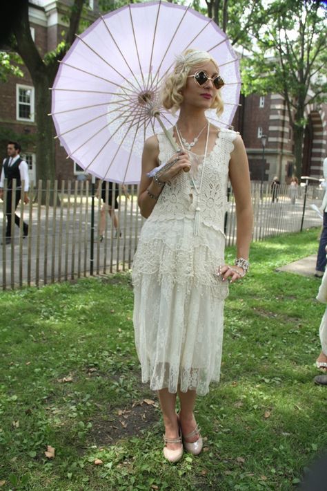 ‪On the grounds of Governors Island’s Jazz Age Lawn Party‬ Jazz Era Fashion, Lawn Party Outfit, 1920s Garden, Roaring 20s Party Outfit, Croquet Party, Modern Flapper, 1920 Party, Jazz Age Lawn Party, Jazz Party