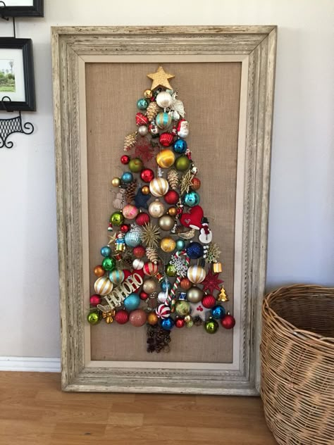 Framed Ornaments Diy, Craft With Picture Frames, Christmas Tree In A Frame, Ornament Frame Diy, Christmas Tree Crafts For Adults, Old Time Christmas Decorations, Christmas Tree Frame, Christmas Frames Diy, Christmas Ornament Frame