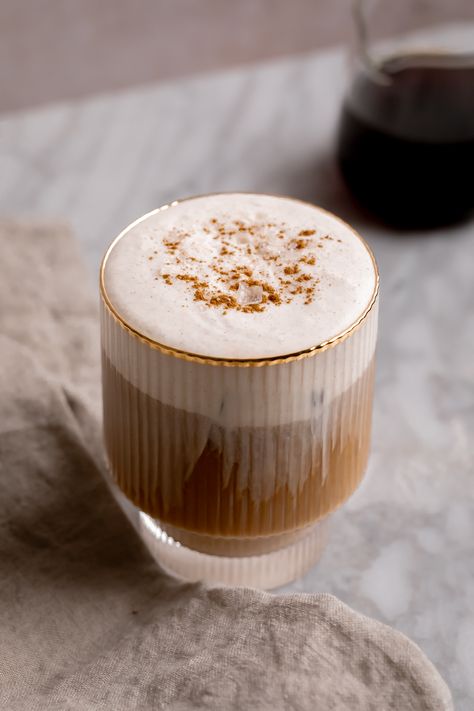 Cold brew coffee in a glass topped with salted maple cinnamon cold foam. Homemade Cafe, Best Cold Brew Coffee, Cold Brew Coffee Recipe, Turmeric Health, Honey Oats, Cold Cream, Caramel Macchiato, Coffee Drink Recipes, Cold Coffee