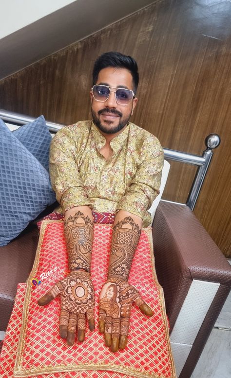 Presenting For The Very First Time Groom Henna ( Dulhe ki Mehendi) ....... #groom #groominspiration #dulhekimehndi💚✌️ #bridesportrait #Elbowlengthgroomhenna #Biglengthhennaforgroom #uniquehennacreations #portraithenna #portraitmehndi #weddingmehendi💞💞 #bookyourappointmenttoday‼️☎️ #callmeon9921014277 #contactme6352024980 Boys Mehandi Design For Wedding, Groom Mehendi Poses, Boys Mehendi Design, Groom Mehendi Designs Palm, Dulha Mehandi Design, Mehendi For Groom, Groom Mehendi Designs, Haldi Pose, Mehndi Pictures