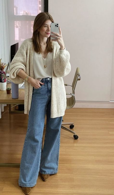 South American Outfits Women, Baggy Professional Outfits, Jeans Semi Formal Outfits, Friday Office Outfit Casual Classy, Chic Business Casual Outfits For Women, 40 Years Old Women Outfits, Smart Casual Women Winter Outfits, Casual Fall Outfits Aesthetic, Styling Jeans For Work