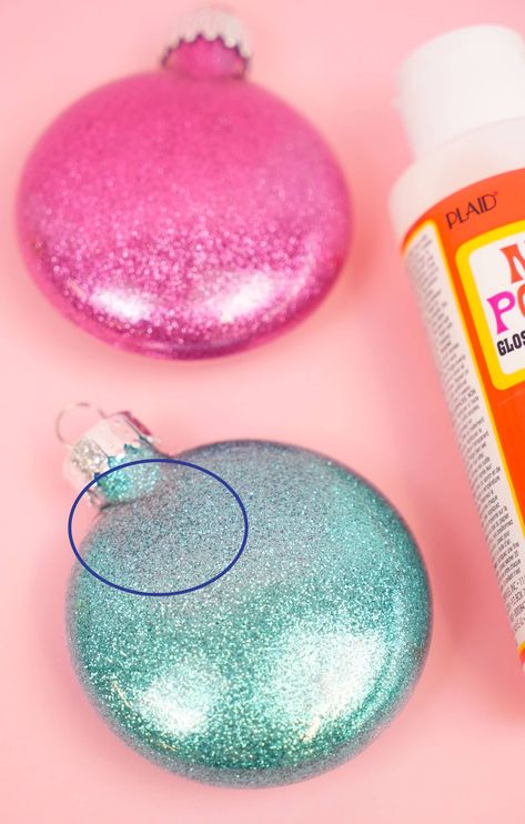 Learn how to make DIY glitter ornaments + discover the very best glue to use (we tested 10!)! These glitter ornaments are SUPER easy to make, and they make a great gift idea, too! Filled Plastic Christmas Ornaments, Diy Clear Ornaments Christmas, Diy Christmas Glitter Ornaments, Glitter Filled Ornaments Diy, How To Glitter Inside Ornaments, Acrylic Christmas Ornaments Vinyl Diy, Glitter Ornaments Diy Mod Podge, Rudolph Ornaments Diy, How To Make Glitter Ornaments