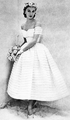 Bride Istoria Modei, 1950s Wedding, Glamour Vintage, Tea Length Wedding, Vintage Wedding Photos, Fashion 1950s, Tea Length Wedding Dress, Wedding Gowns Vintage, Vestidos Vintage