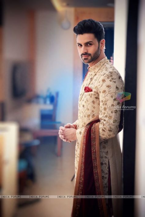 Vivek Dahiya poses at his Wedding Ceremony! Boy Photography Poses Wedding, Varraja Pose, Indian Wedding Groom Poses, Indian Groom Poses Portraits, Boy Wedding Poses, Wedding Poses For Groom, Wedding Boy Poses, Indian Groom Photography Poses, Groom Poses Indian Wedding