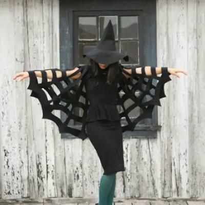 No-Sew Halloween Spiderweb Cape {easy halloween costumes} | No-Sew Halloween Spiderweb Cape {easy halloween costumes} Looking for an easy and inexpensive costume to make? This no-sew spider web cape can be easily made with black felt, ribbon, scissors and fabric glue. It’s perfect for a child or adult… Costumes Faciles, Best Diy Halloween Costumes, Hippie Costume Halloween, Easy Halloween Costumes For Women, Easy Diy Halloween Costumes, Spider Costume, Diy Costumes Women, Diy Halloween Costumes For Women, Halloween Costumes For Women