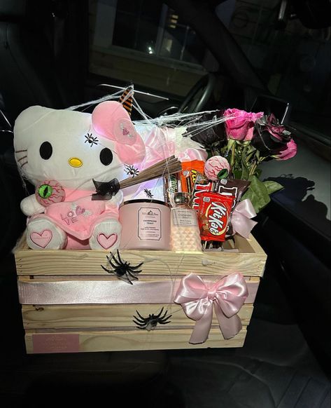 Spooky Basket For Best Friend, Boo Basket Ideas For Girlfriend, Boo Basket Ideas For Best Friend, Pink Gift Basket, Diy Halloween Gifts, Boo Gift, Halloween Gift Baskets, Hello Kitty Gifts, Hello Kitty Videos