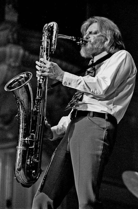 5 Reasons Why The Bari Sax Rules Over All Other Saxes Bari Sax, Gerry Mulligan, Arte Jazz, Jazz Saxophonist, Baritone Sax, Jazz Players, Saxophone Players, Live Music Photography, Sanaa Lathan