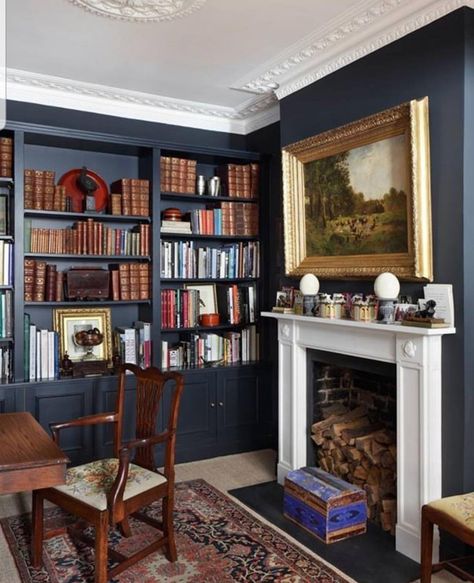 Bookshelves Design, Victorian Town, English Country House Style, Victorian Living Room, English Decor, Home Library Design, Studio Living, Bookshelf Design, Living Room Bookcase