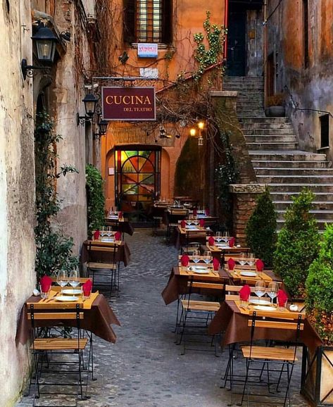 Couldn't resist posting this gorgeous image of Cucina Del Teatro in Rome. Rome Restaurants, Trastevere Rome, Side Walk, Rome Photo, Trip With Friends, Italy Street, Italy Map, Romantic Places, Italian Restaurant