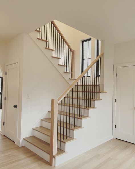 U Turn Staircase, Light Wood Stair Railing, Half Exposed Staircase, Mudroom Stairs To Basement, Modern Interior Railing Ideas, Stairs And Railing Ideas, Interior Staircase Railing, Half Staircase Ideas, Staircase Balustrade Ideas