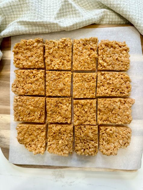 Indulge in a healthier twist on the classic Rice Krispies Treats with these peanut butter gems. No marshmallows needed🤗 Made with just four ingredients (peanut butter, honey, vanilla extract and crispy rice cereal), these treats are a wonderful way to satisfy your sweet tooth. Perfect for a quick snack or a fun dessert, they are sure to be […] Healthy Peanut Butter Rice Krispie Treats, Healthy Peanut Butter Rice Crispy Treats, Peanut Butter Crispy Treats, Cereal Ideas, Healthy Rice Krispie Treats, Peanut Butter Rice Crispy Treats, Joy Bauer Recipes, Today Recipes, Yummy Bars