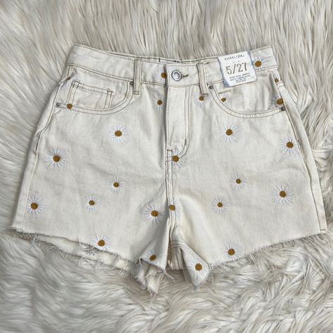 Khaki & Blue Daisy Embroidered High Rise Shorts Ivory Denim Shorts Nwt 5/27 Jr Daisy Floral Embroidery All Over Print Front And Back. Frayed Cut Off Hemline High Rise Button Zip Closure 100% Cotton New With Tags. Measurements In Photos. B5 Womens Khakis, White Jean Shorts, Blue Daisy, Printed Jeans, Embroidery Ideas, High Rise Shorts, Blue Shorts, Floral Embroidery, Cut Off