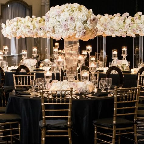 Wedding Brunch Reception, White Wedding Centerpieces, Pallet Wedding, Wedding Entrance Decor, Quince Decorations, White Wedding Theme, Wedding Entrance, Wedding Venue Decorations, Black White Wedding