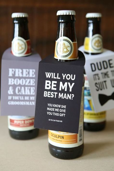 Ask the guys to be in your wedding with this diy beer gift! Diy Beer Gifts, Funny Groomsmen Gifts, Asking Groomsmen, Cheap Wedding Gifts, Be My Best Man, Groomsmen Beer, Groomsmen Invitation, Junior Groomsmen, Groomsman Proposal