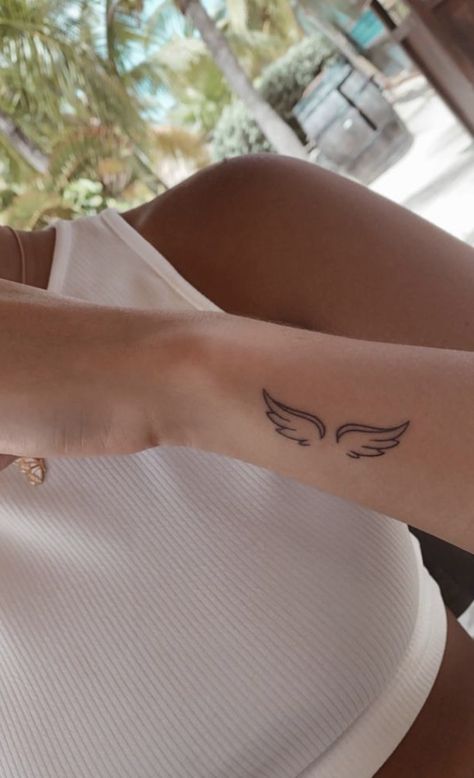 Angle Wing Tattoos, Angel Tattoo For Women, Side Arm Tattoos, Cute Thigh Tattoos, Side Wrist Tattoos, Basic Tattoos, Wrist Tattoos For Guys, Small Pretty Tattoos, Petite Tattoos