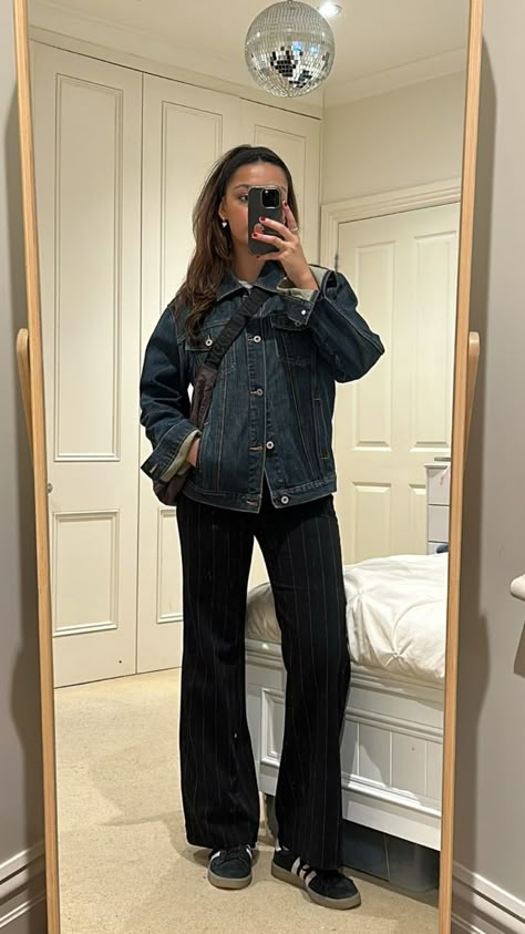 Jean Jacket Inspiration, Outfit Ideas Denim Jacket, Oversized Denim Pants Outfit, Melbourne Autumn Outfit, 90s Denim Jacket Outfit, Cute University Outfits, Fitted Jean Jacket Outfits, Pinstripe Jeans Outfit, Winter Outfits University