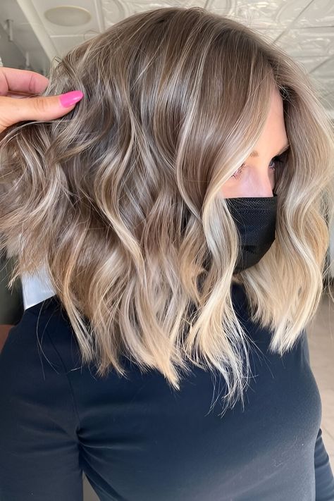 Want to camp up your short hair? These balayage looks might be your best answer! You might not have much length to play around with bobs and pixies, but it doesn’t mean you have to keep a boring hairstyle. Balayage is a fantastic technique to add depth and dimension to your hair, making it more eye-catching, bold, and alluring. Root Melt Blonde Balayage Short, Dark Roots Light Ends Short Hair, Blonde Face Framing Balayage, Blonde Short Balayage Hair, Face Framing Balayage Short Hair, Balayage Bob Haircut, Shoulder Length Piecey Hair, Bronde Balayage On Short Hair, Light Brown Short Hair Balayage