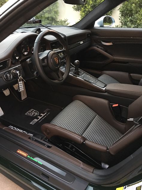 911R Unique Car Interior, Car Interior Design Ideas, Porsche Interior Design, 280zx Interior, Porsche Aesthetic Interior, Cool Car Interior, Interior Car Design, Car Interior Ideas, Porsche 911turbo S Interior