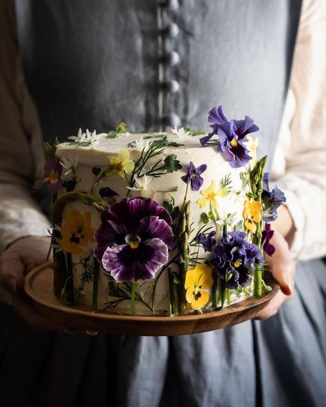 Smörgåstårta, I have been wanting to make this Swedish sandwich cake for ages. I thought it would be fun to share it in the garden for… Real Flower Cake, Cottagecore Cake, Swedish Sandwich, Botanical Cake, Wildflower Cake, Torte Cupcake, Sandwich Cake, Savoury Recipes, Cake Photography