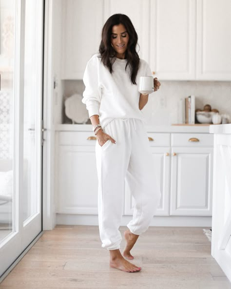 White Joggers Outfit, Total White Outfit, White Loungewear, Stylish Mom Outfits, Mom Outfits Spring, Wfh Outfits, Trendy Mom Outfits, At Home Outfits, Interior Design Fashion