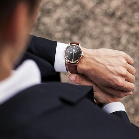 Groomsmen Wedding Photos, Groomsmen Pictures, Dapper Mens Fashion, Groom Photoshoot, Groom Getting Ready, Wedding Couple Poses Photography, Men Photoshoot, Groom Poses, Sharp Dressed Man