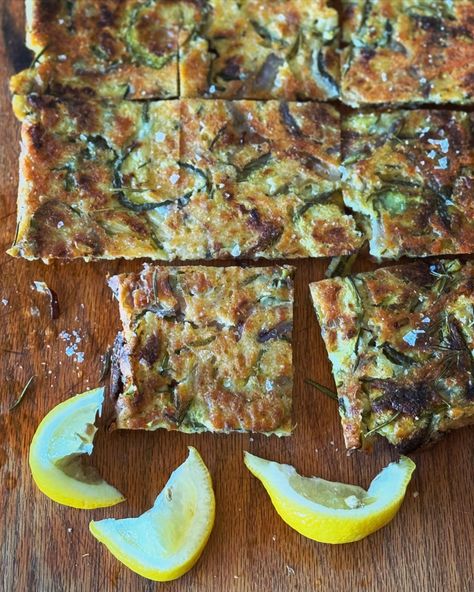 Scarpaccia - Southern Italian zucchini and onion flatbread Zucchini Foccacia Bread, Onion Flatbread, Summer Vegetable Recipes, Italian Zucchini, Foccacia Bread, Savory Bread Puddings, Tart Dough, Soft Bread, Going Gluten Free