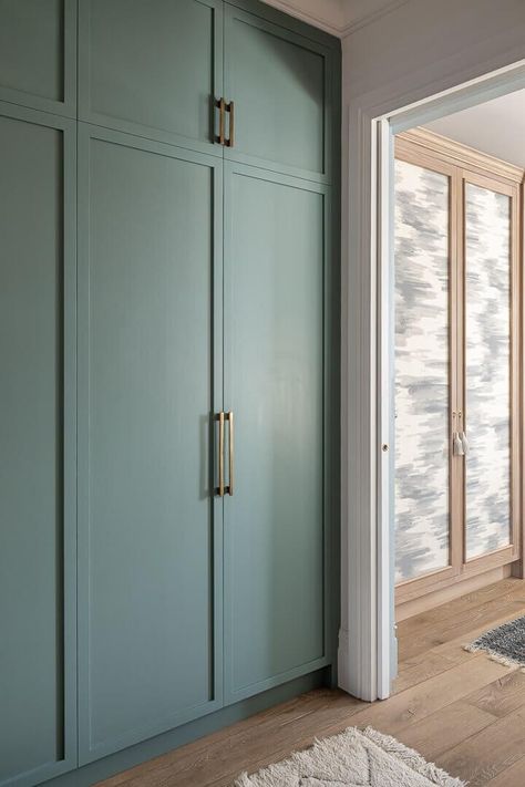 A Blend Of British and Californian Style In A London Townhouse 11 Green Kitchen Inspiration, Townhouse Renovation, Red Backsplash, Glass Pantry, Blue And White Wallpaper, Hotel Sheets, Blue Vanity, London Townhouse, Aesthetic Boho