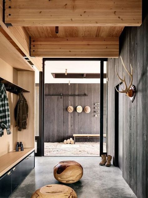 Cement Ceiling Design, Scandinavian Mudroom, Cement Ceiling, Country Light Fixtures, Rustic Interior Design, House Contemporary, Mudroom Design, Log House, Interior Design Rustic