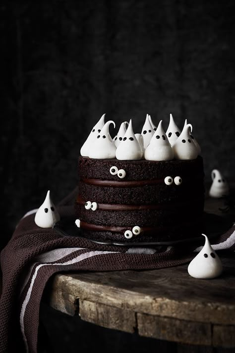 ¡Qué fácil es de hacer esta tarta! Y para los amantes del chocolate será el no va más. Es espectacularmente DELICIOSA. Además es de esas tartas que no resulta nada empalagosa y se monta enseguida, por Menu Halloween, Tårta Design, Halloween Torte, Pasteles Halloween, Postres Halloween, Dessert Halloween, Ghost Cake, Halloween Sweets, Halloween Baking