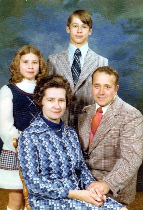 35 Lovely Photos of Family Studio Portraits in the 1970s ~ Vintage Everyday 1970s Family Photos, Family Studio Portraits, Vintage Family Photos, Polaroid Snap, Swedish Men, Behind Every Great Man, Vintage Children Photos, Wallpaper Photography, Vintage Family