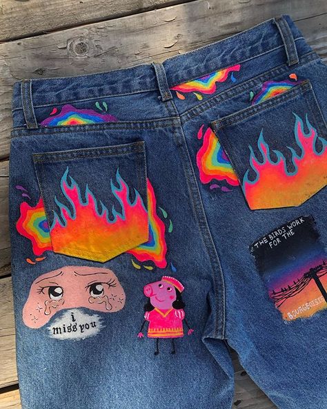 Jeans Painting, Painting Jeans, Diy Pants, Painted Clothes Diy, Denim Art, Diy Vetement, Custom Jeans, Thrift Flip, Painted Jeans