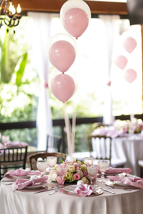 Balloon Table Decorations, Centerpiece With Flowers, Balloon Table Centerpieces, Round Wedding Tables, Christening Decorations, Pink Centerpieces, Idee Babyshower, Wedding Balloon Decorations, Balloon Centerpieces