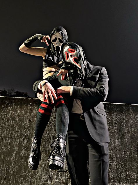 Ghost Face Couple Costume Aesthetic, Female Ghostface Costume Idea, Horror Movie Halloween Costumes Couples, Female Ghostface Cosplay, Ghostface Couple Pics, Ghostface Couple Costume, Ghost Face Couple Costume, Ghostface Costume Women, Ghostface Outfit