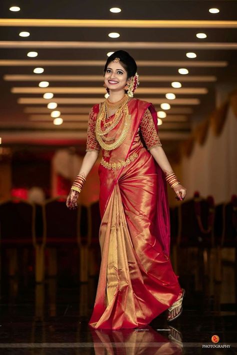 Red Wedding Sarees For Bride, Traditional Kerala Wedding, Kerala Wedding Jewellery, Kerala Wedding Saree, Hairstyle Indian, Reception Sarees, Kerala Saree Blouse Designs, South Indian Wedding Saree, South Indian Bride Saree