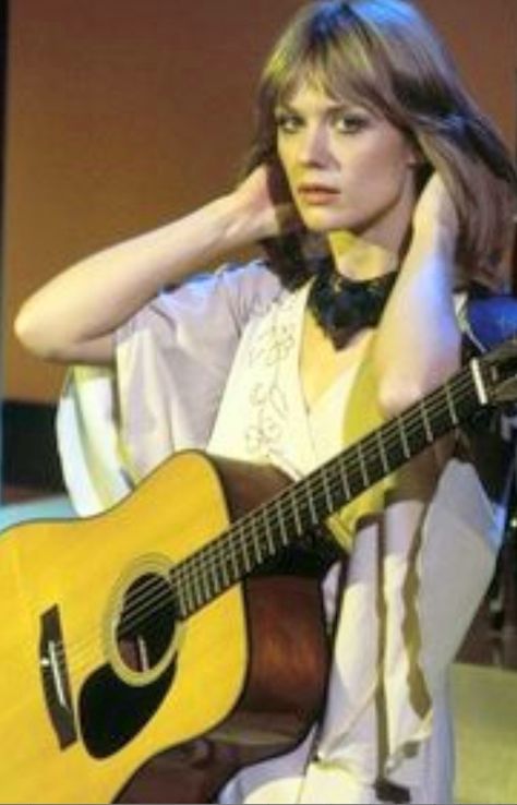 Nancy Wilson Holding A Guitar, Nancy Wilson Heart, Wilson Sisters, Ann Wilson, Nancy Wilson, Heart Band, Women Of Rock, Guitar Girl, Female Guitarist