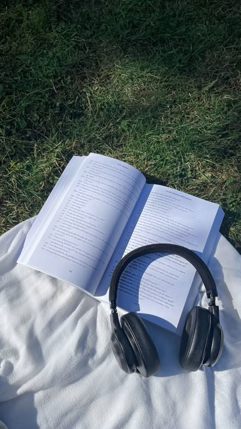 instastory @theotyllier #books #headphones Books And Headphones, Reading Aesthetics, Bookshelf Inspiration, Aesthetic Heart, Books Novels, Guitar Photos, Outdoor Pictures, Music Headphones, Paris Aesthetic