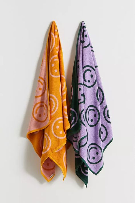 Baggu Towels, Colorful Bathroom Towels, Funky Bath Towels, Colorful Bathroom Decor, Bathroom Decor Colorful, Cute Towels, Fun Towels, Purple Fits, Apartment Essentials