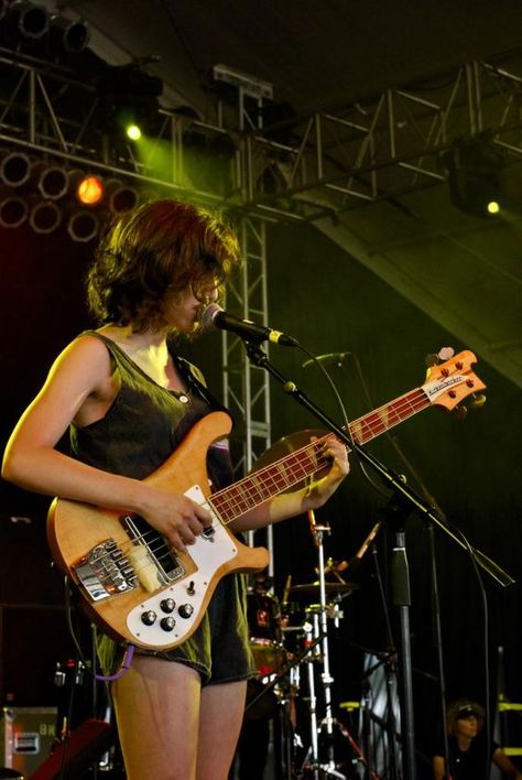 guitar poses Objectifying Women, Holding A Guitar, Rickenbacker Bass, Rockstar Aesthetic, Guitar Obsession, Guitar Girl, Riot Grrrl, I'm With The Band, Bass Player