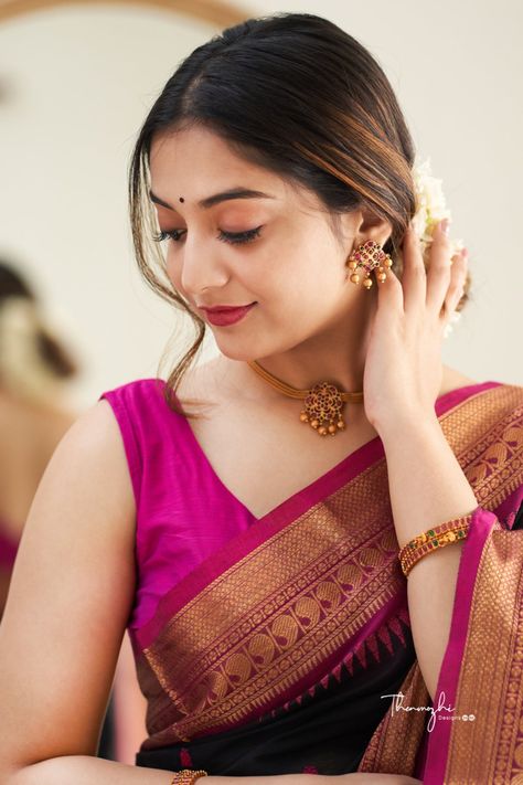 Marathi Saree With Sleeveless Blouse, Jwellery On Saree, Simple Poses In Saree, Simple Jewellery For Saree, Marathi Saree Look Simple, Simple Bridal Saree, Saree With Sleeveless Blouse, Simple Saree Designs, Saree Wearing Styles