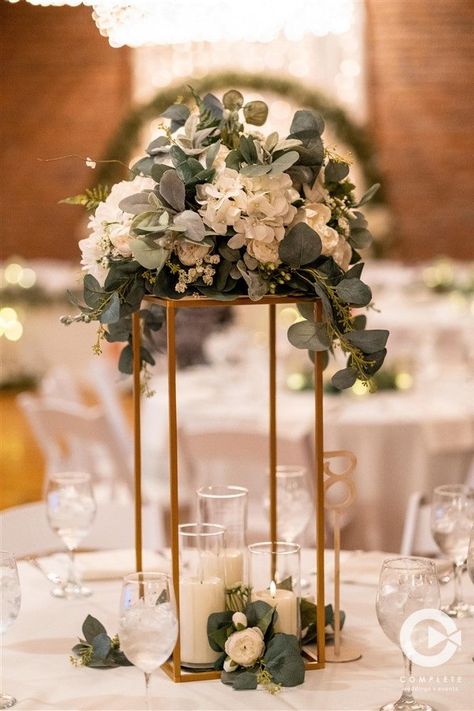 Gold Metal Stands Wedding, Gold High Centerpiece Wedding, June Wedding Centerpieces Reception Ideas, Wedding Table Decorations Green And Gold, Weddings Centerpieces Elegant, Gold Tall Centerpieces Wedding, Tall Table Decorations Wedding, Wedding Centerpieces Emerald Green, Wedding Gold Centerpieces