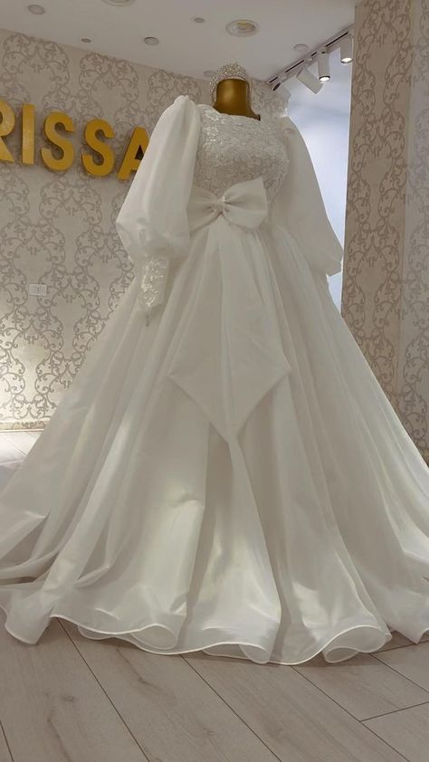 Wedding dresses Muslimah Wedding Dress, Muslimah Wedding, Bride Dress Simple, Hijab Wedding Dresses, Happy Dresses, Muslim Wedding Dresses, Stylish Wedding Dresses, Soiree Dress, Pakistani Fancy Dresses