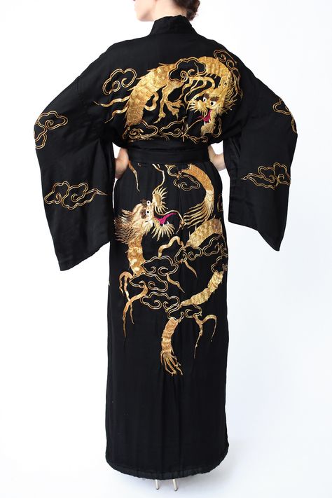 Dragon kimono Japanese Gods, Dragon Kimono, Dragon Dress, Embroidery Kimono, Bohemian Kimono, Beautiful Kimonos, Japanese Silk, Androgynous Fashion, Estilo Punk