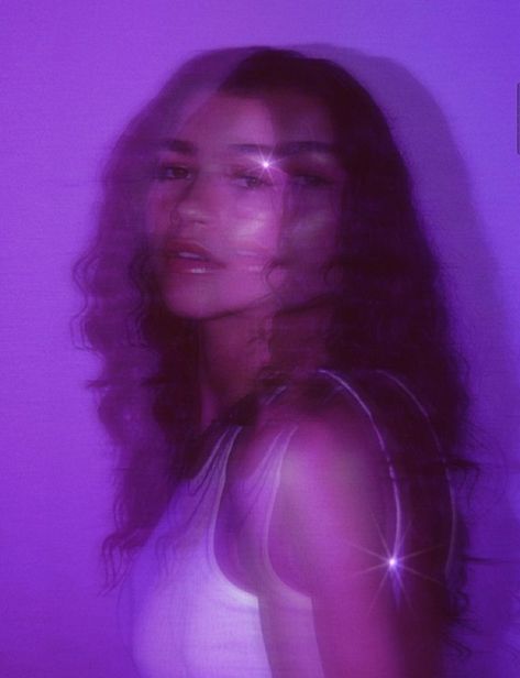 Great cinematography as per usual for Euphoria Euphoria Purple Aesthetic, Euphoria Photoshoot Ideas, Euphoria Purple, Aesthetic Zendaya, Euphoria Photoshoot, Zendaya Euphoria, Dark Purple Aesthetic, Purple Girls, Ideas Outfit