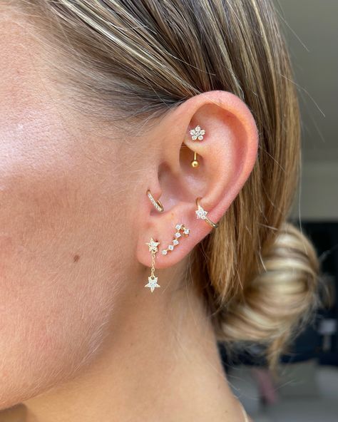 Piercing Composition, Percing Conch, Earring Sets For Multiple Piercings Gold, Earring Stacks Gold 2 Holes, Haut Lobe Piercing, Piercing Oreille Nom, Piercings Earrings, Earrings Combo, Ear Tattoo