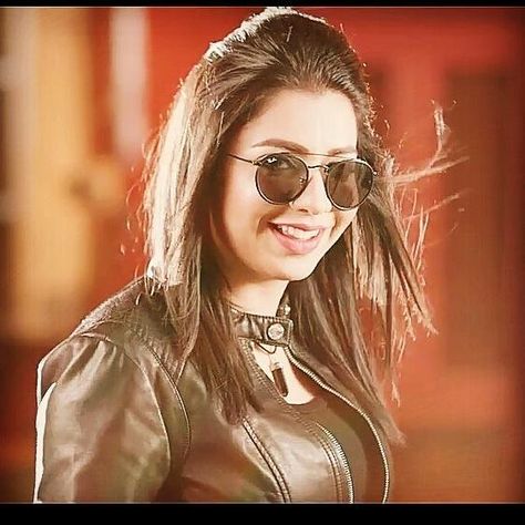 Illegal weapon Jasmine Sandlas, Punjabi Singer, Punjabi Models, Punjabi Salwar, Punjabi Salwar Suits, Punjabi Suits, Female Singers, People Quotes, Salwar Suits