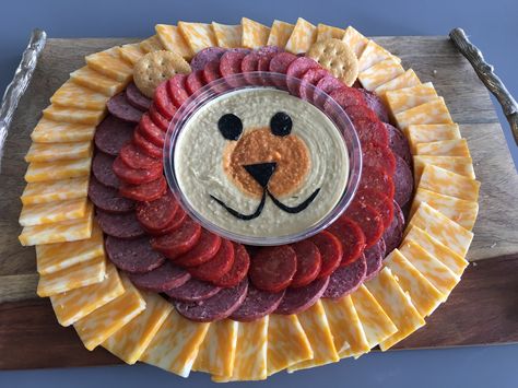 Simple Lion designed cheese and cracker platter for animal themed parties.  Hummus, pepperoni, sausage, cheese, and ritz crackers. Jungle Animal Themed Birthday Party, Simple Jungle Theme Party, Party Food Finger Food, Lion Dip Platter, Lion Meat And Cheese Tray, Animal Birthday Food Ideas, 2wild Birthday Party, Party Animal Birthday Snacks, Lion Food Ideas